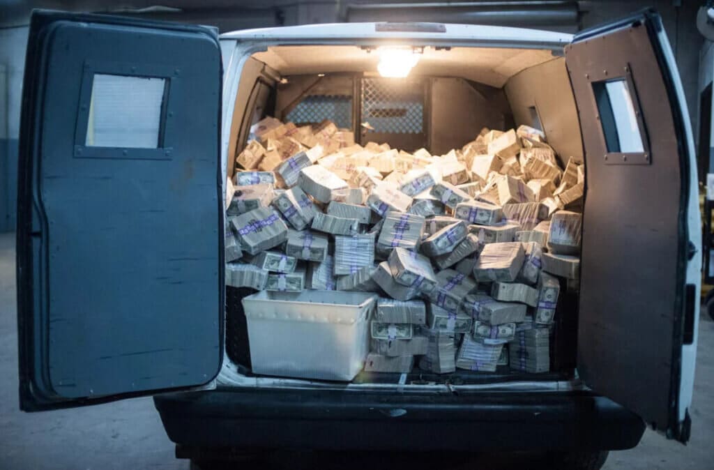 Сколько весит 100 миллионов долларов