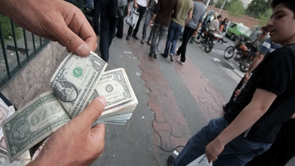 Субъект держит объект в руках