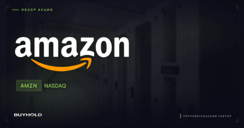 Акции Amazon (AMZN) — обзор BUYHOLD: логотип Amazon на фоне дата-центра