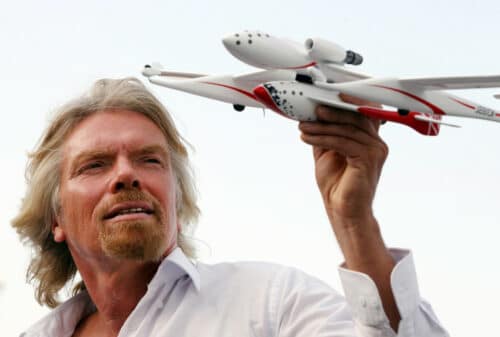 Еще одно прозвище Брэнсона – «Мистер Эпатаж». В 1990-х годах он устроил оригинальную рекламную кампанию Virgin Cola, проехавшись на танке в окружении девушек-моделей по Таймс-сквер и выстрелив в конце в вывеску Coca-Cola. А в 2000-х, рекламируя телеоператора Virgin Mobile, миллиардер забрался голышом на строительный кран с мобильником в руках.