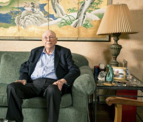 Чарльз Мангер в кресле