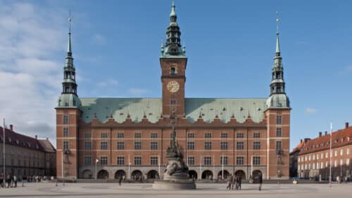 максимальная ставка подоходного налога в дании