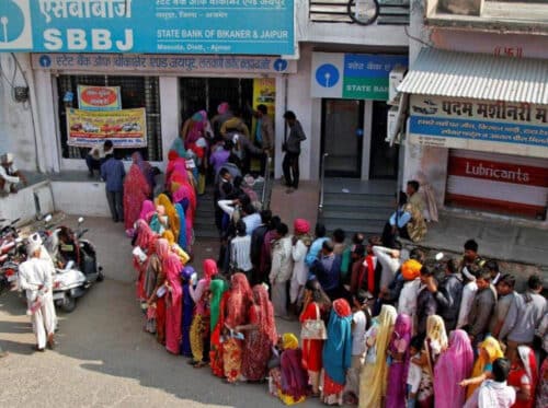 очередь возле индийских обменников